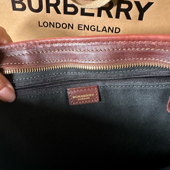 BURBERRY Medium Tote - Picture 12 of 13